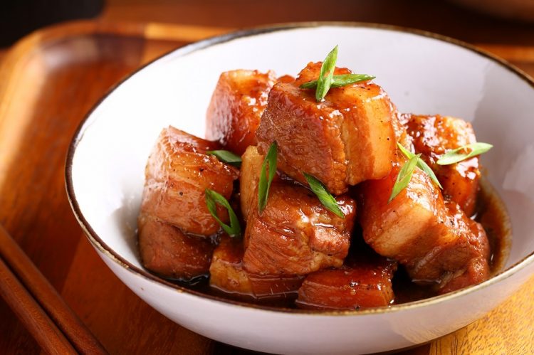 Thịt kho tàu là một món ăn mang đậm tính truyền thống của Việt Nam, luôn có mặt trong những mâm cơm ngày Tết