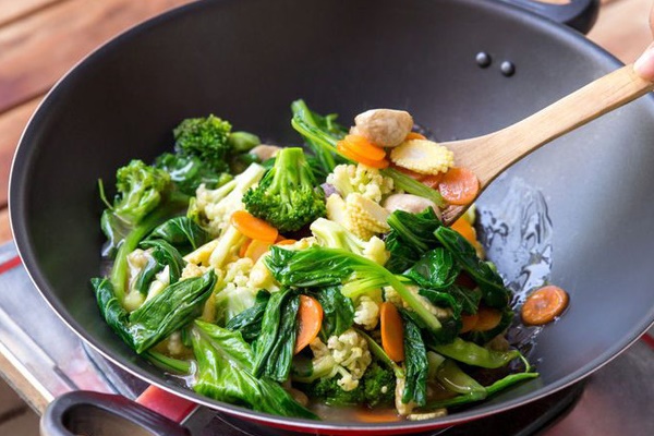 Bổ xung thêm bông cải xanh và các loại rau củ hỗn hợp trong khẩu phần ăn của bé