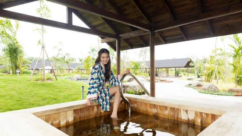 Cùng Lan Ngọc trải nghiệm tắm khoáng tại Minera Hot Springs Bình Châu