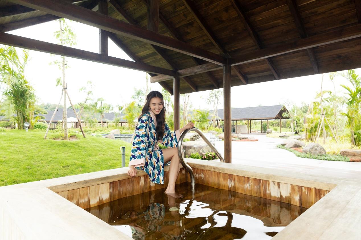 Cùng Lan Ngọc trải nghiệm tắm khoáng tại Minera Hot Springs Bình Châu