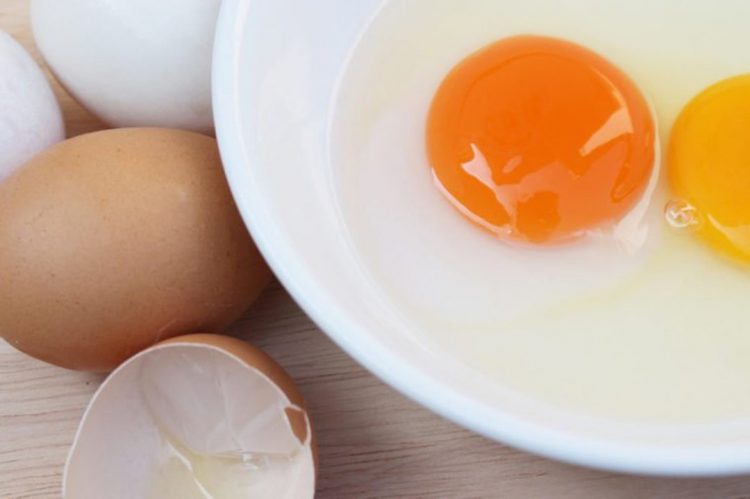 Ăn trứng sống có thể gây ngộ độc