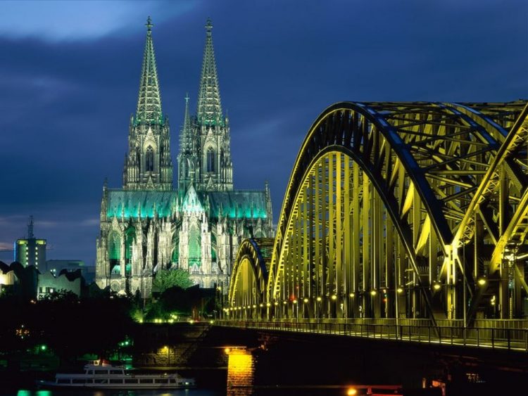 Nổi tiếng nhất ở nơi đây là nhà thờ cổ khổng lồ mang tên Nhà thờ Cologne - Du lịch Đức