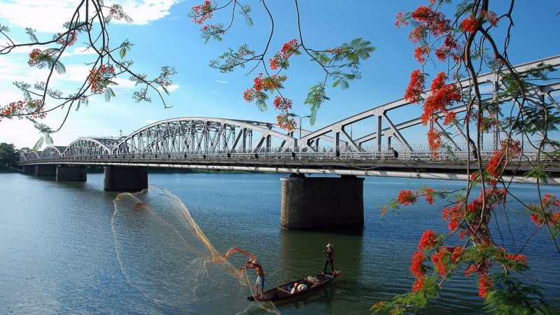 Khám phá vẻ đẹp mộng mơ của dòng sông Hương xứ Huế