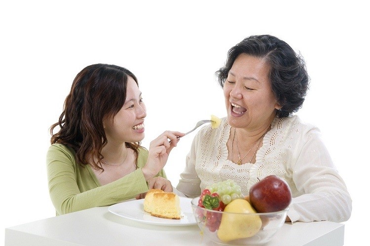 Khẩu phần ăn đủ dinh dưỡng dành cho một người phụ nữ cao tuổi duy trì sức khỏe