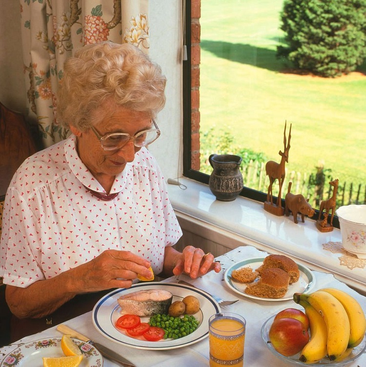 Khẩu phần ăn đủ dinh dưỡng dành cho một người phụ nữ cao tuổi duy trì sức khỏe