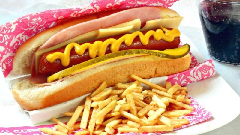 Lấp đầy sự cô đơn bằng cách thưởng thức hotdog