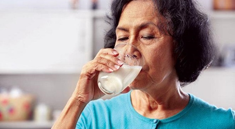 Người cao tuổi uống sữa như thế nào tốt nhất?