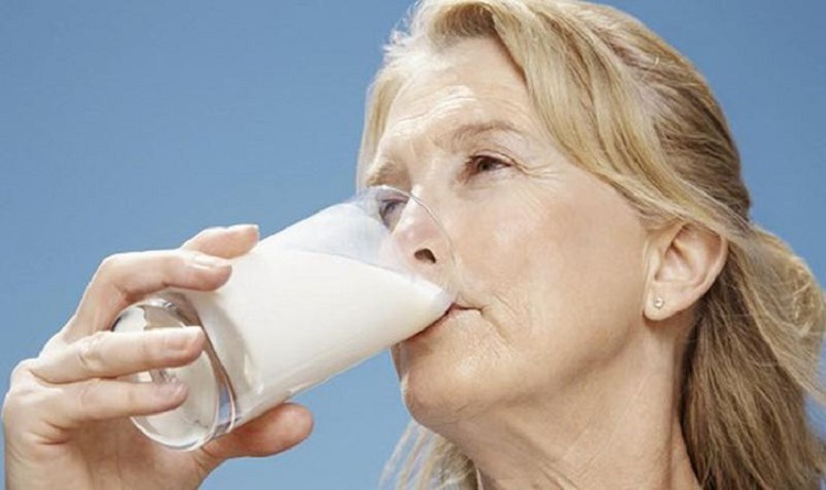 Người cao tuổi uống sữa như thế nào tốt nhất?