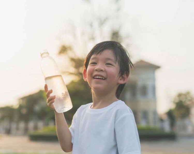Trẻ em được khuyến cáo uống nước nhiều lần trong ngày