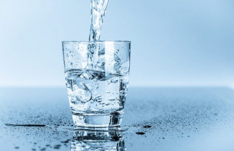 Nước lọc có vai trò rất tốt trong nhiều hoạt động của cơ thể trẻ em