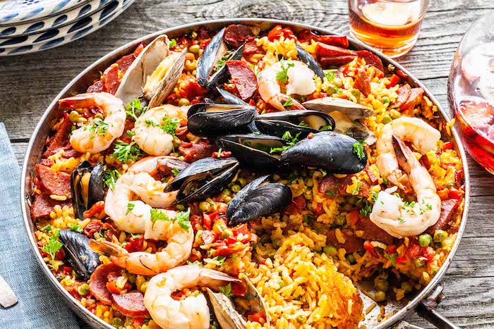 Paella là một trong những món ăn nhất định phải thử khi du lịch Tây Ban Nha
