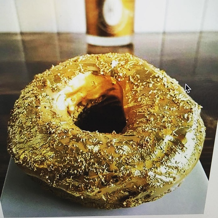 Bánh Donut dát vàng 