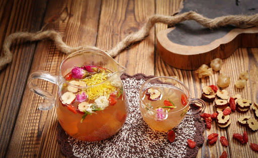 Pha trà hoa cúc táo đỏ kỷ tử “dễ như bỡn” tại nhà