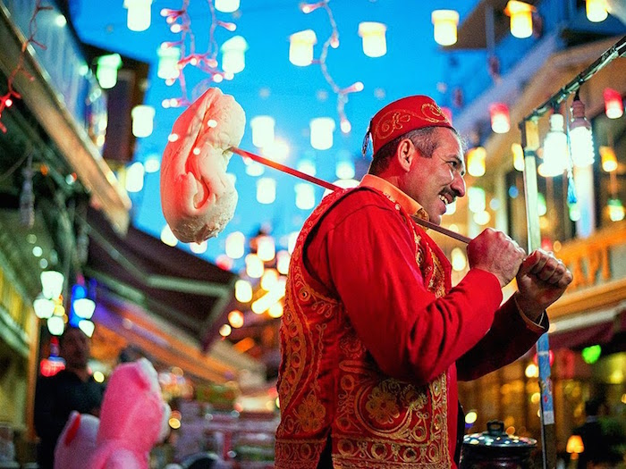 Những người bán kem mặc trang phục truyền thống thời Ottoman.
