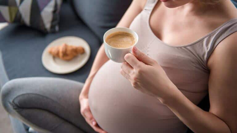 Uống nhiều cafe có ảnh hưởng tới mẹ và thai nhi hay không?